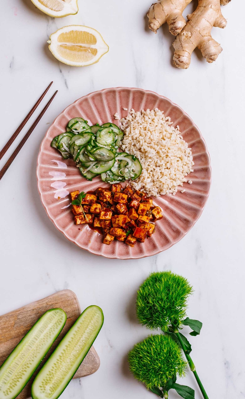 Tofu w sosie imbirowym, ryż brązowy, ogórki po azjatycku