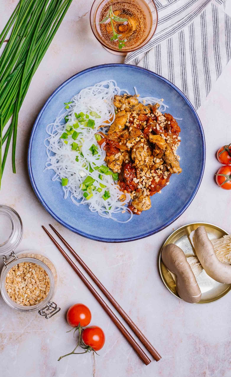 Japchae z kurczakiem w sosie sriracha BBQ, marchewką i boczniakami