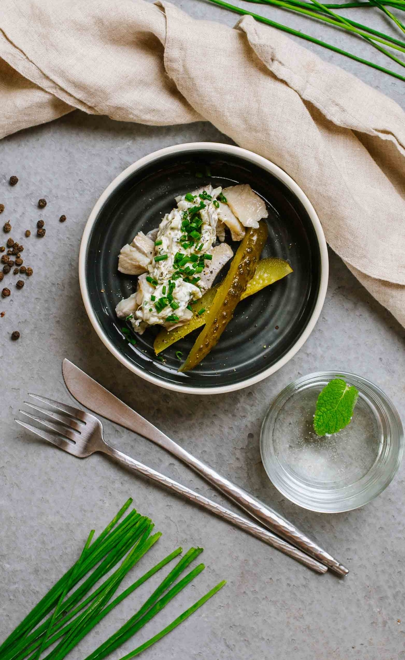 Keto śledzik w śmietanie ze szczypiorkiem, ogórek kiszony