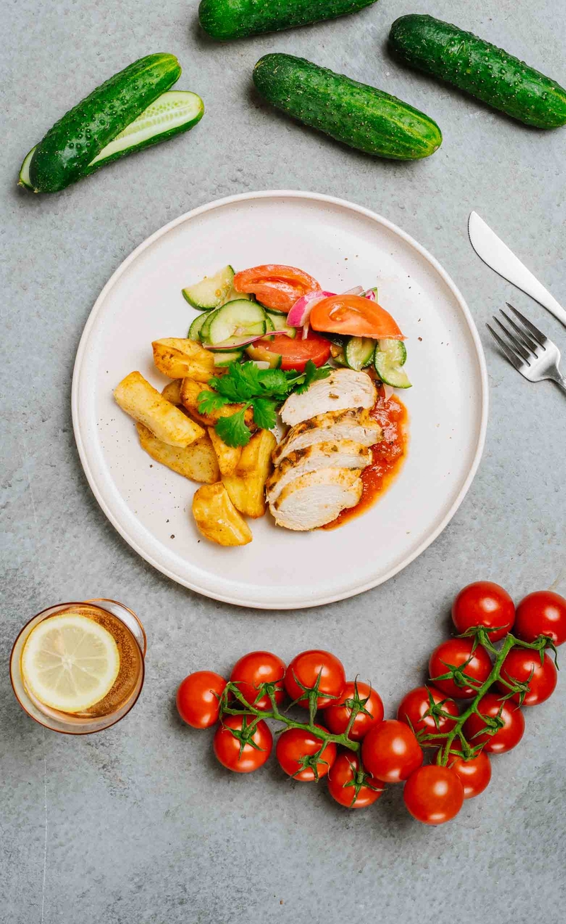 Pollo con chorizo z pomidorami, papryką i kolendrą, pikantne patatas bravas, sałatka z pomidorów i ogórków z czerwoną cebulą
