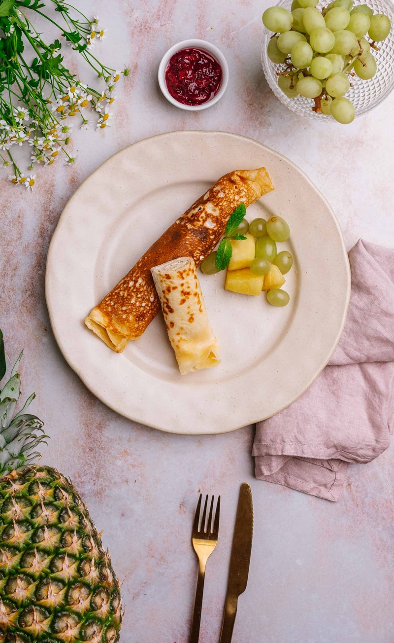 Naleśniki proteinowe z twarożkiem waniliowym, dżem z owoców leśnych bez cukru, ananas, winogrona