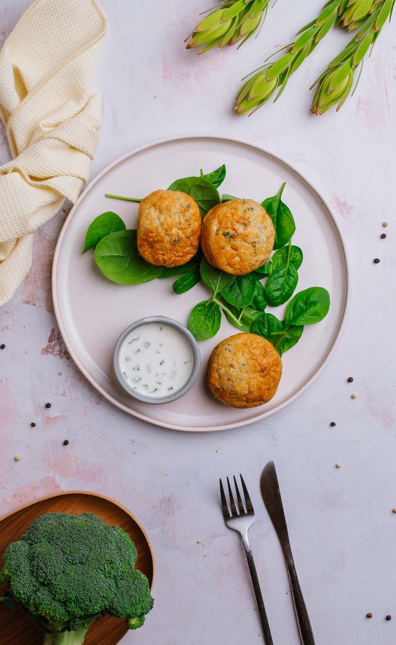 Muffinki jajeczne z brokułem, boczkiem i serem, sos jogurtowy ze szczypiorkiem