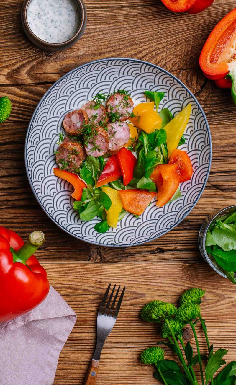 Pieczona kiełbasa w keto sosie śmietankowo-koperkowym, świeże warzywa