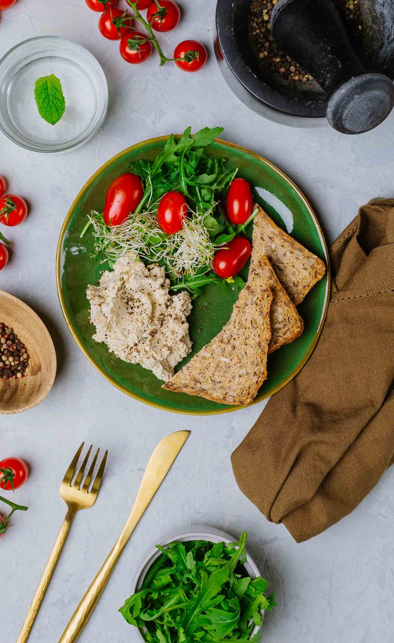 Tofu-ricotta ze świeżo młotkowanym pieprzem i kiełkami, chleb owsiany, świeże warzywa