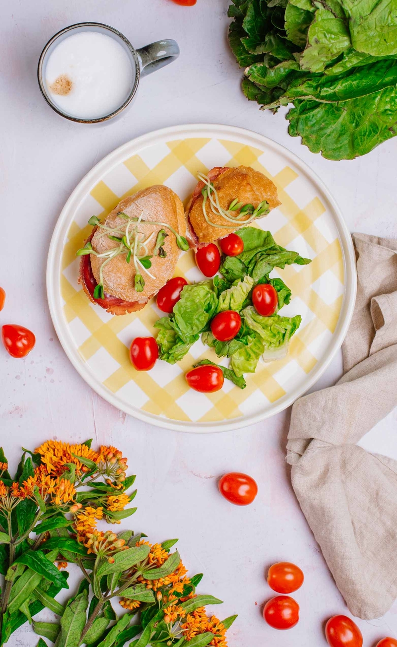 Ciabatta z cytrusową ricottą, szynką Bresaola i cukinią, pomidorki, sałata rzymska