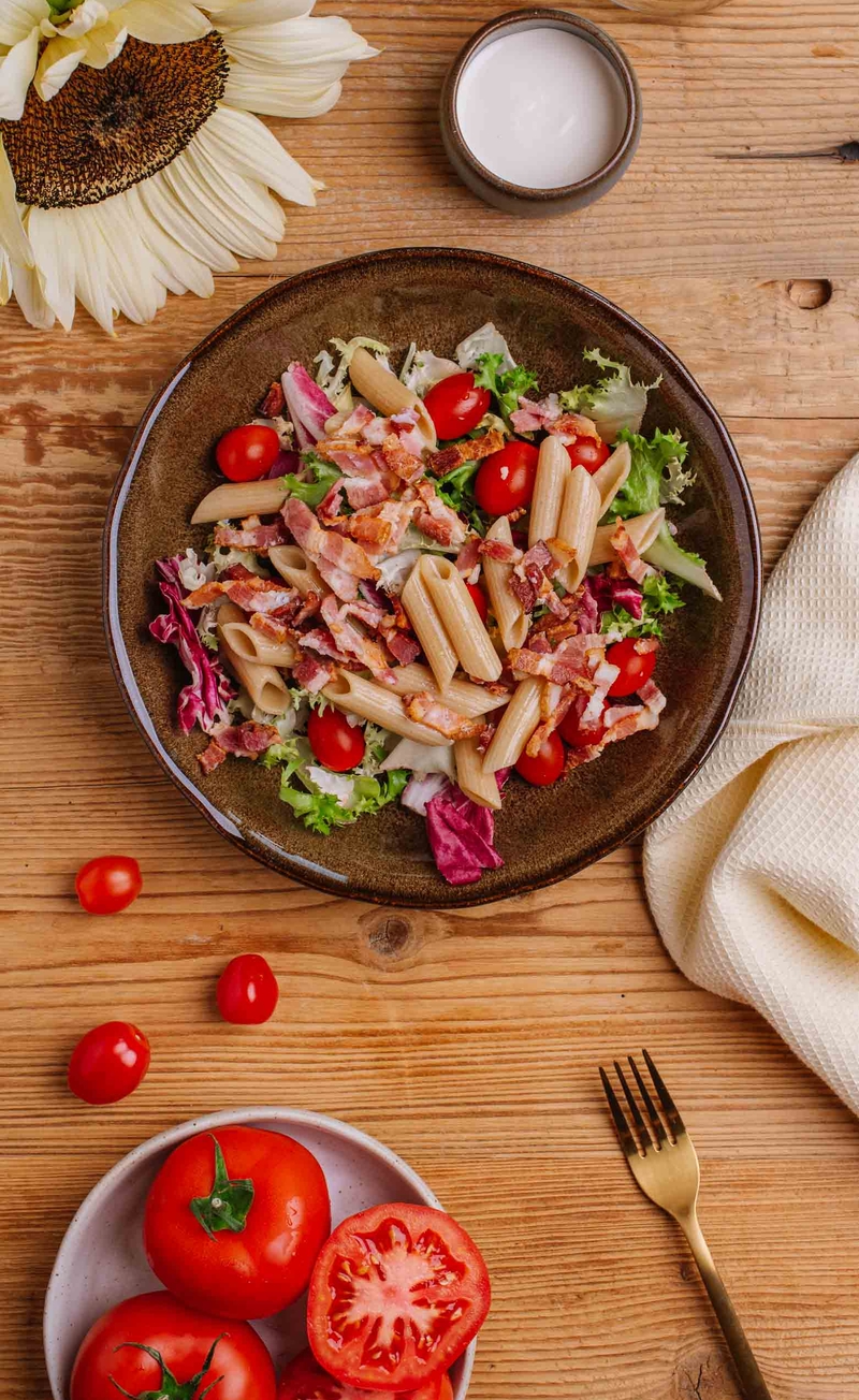 Sałatka BLT z makaronem pełnoziarnistym penne, bekonem, pomidorem i sałatą miks, sos majonezowy