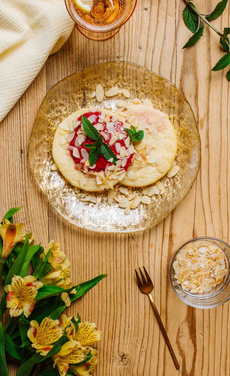 Keto serniczki z konfiturą śliwkową, mus malinowy