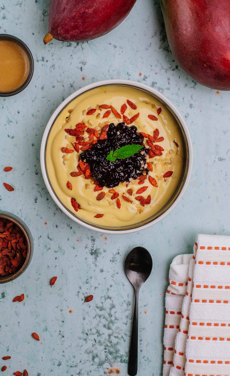 Skyr mango z chutneyem jagodowym, orzechowa posypka z jagodami goji