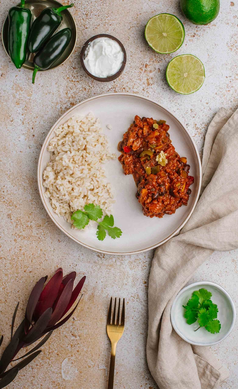 Chilli sin carne z papryczką jalapeno i limonką, kwaśna śmietana, ryż brązowy
