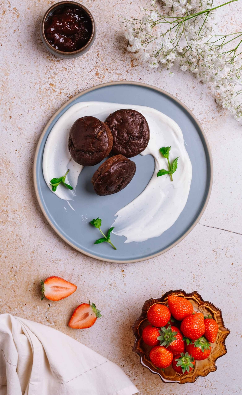 Podwójnie czekoladowe muffinki z cukinią, waniliowy serek homogenizowany, konfitura truskawkowa bez cukru