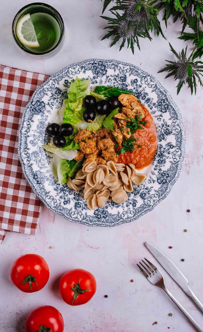 Kurczak w sosie pomidorowym z serem gorgonzola i pełnoziarnistym orecchiette, świeże sałaty z oliwkami