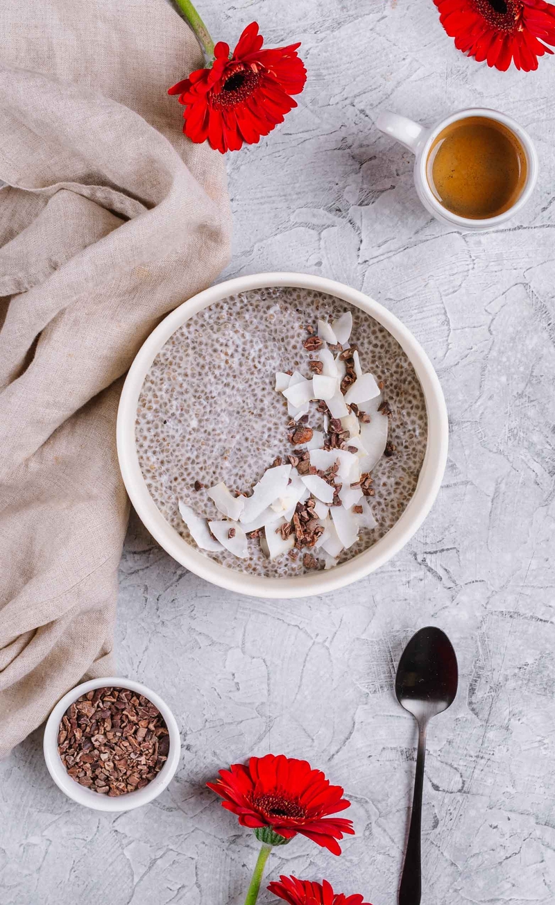 Pudding chia, surowe kakao z plastrami kokosa