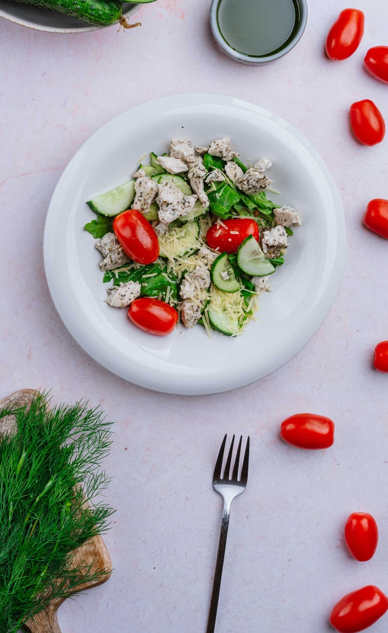 Sałatka z pieczonym kurczakiem, serem Czarna Perła, ogórkiem i pomidorem, pesto koperkowe