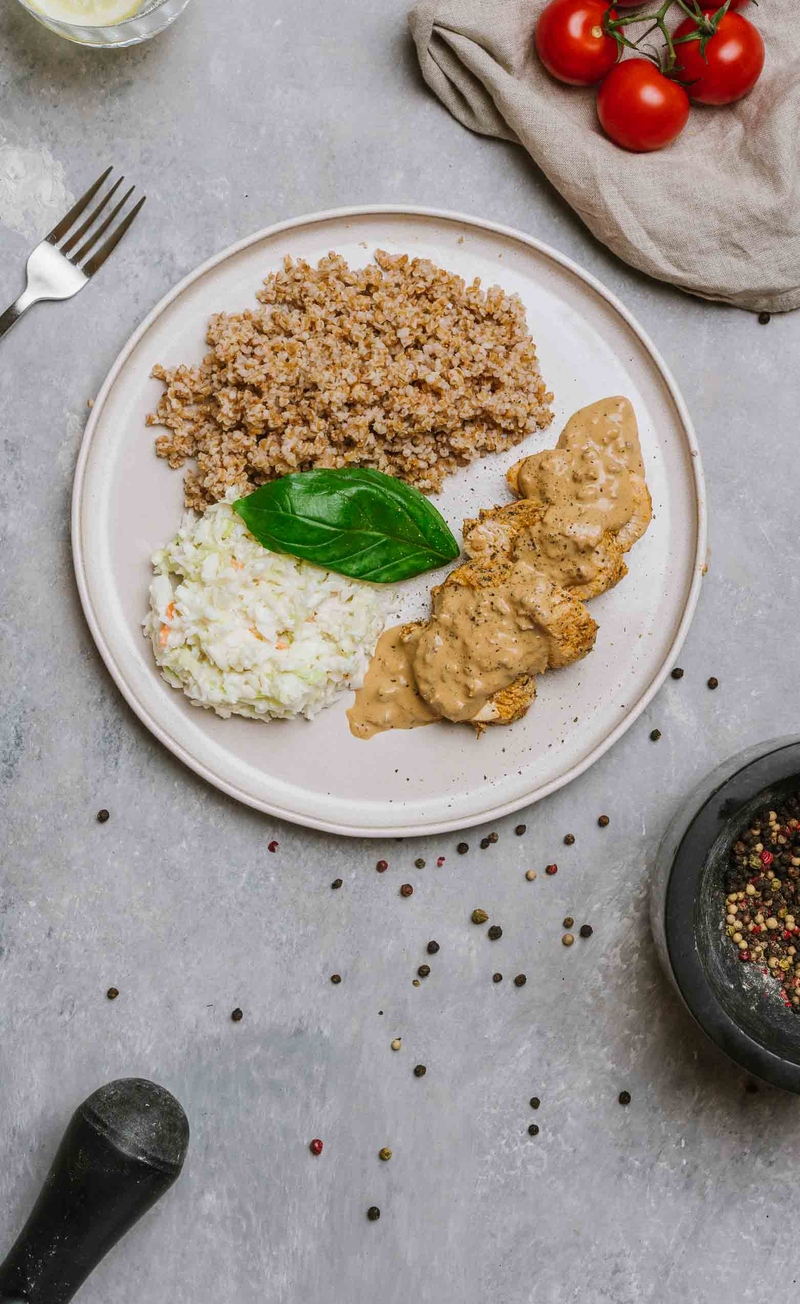 Indyk w sosie z suszonych pomidorów, kasza orkiszowa, surówka coleslaw