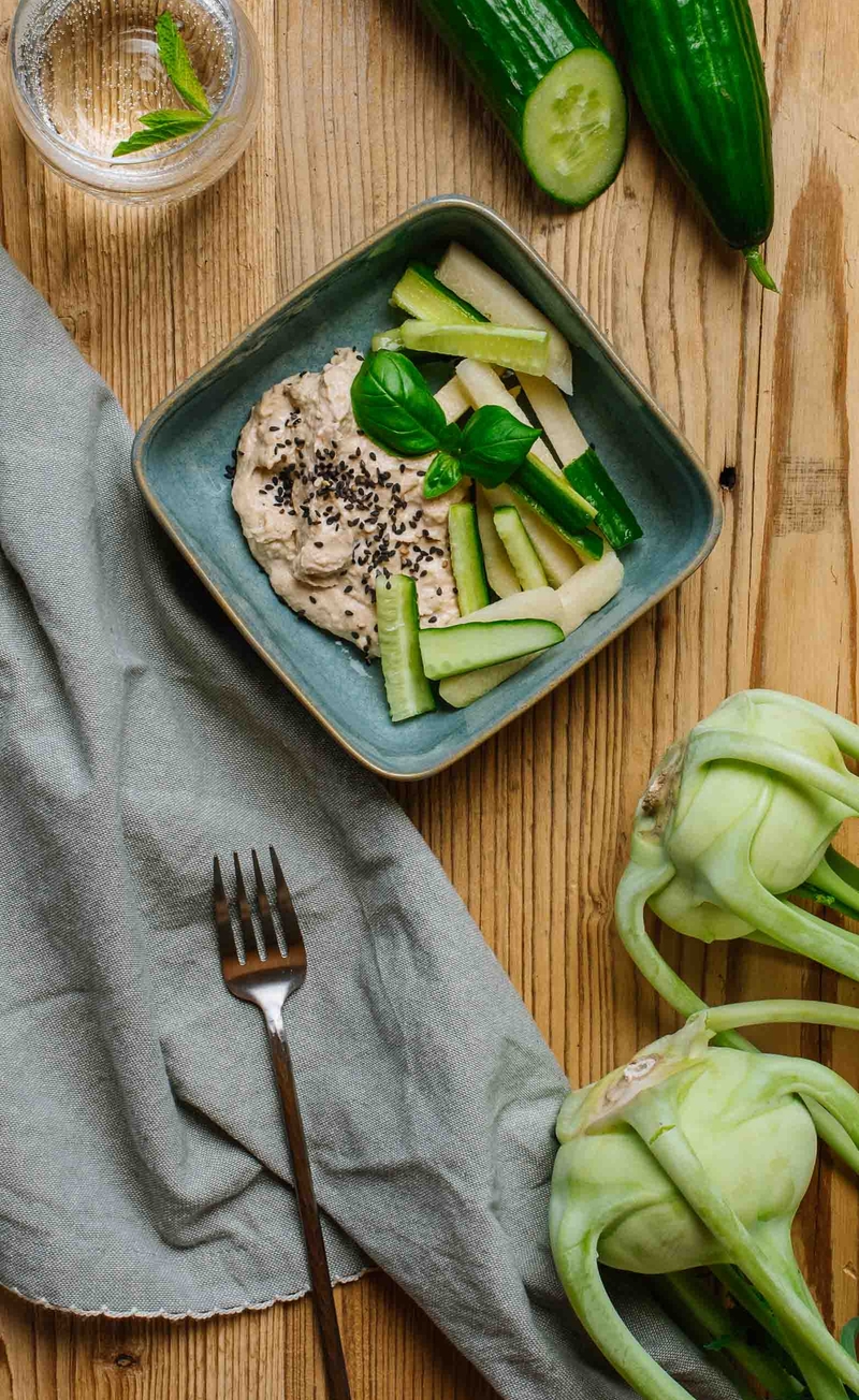 Keto pasta z tuńczyka i cheddara, słupki kalarepy i ogórka