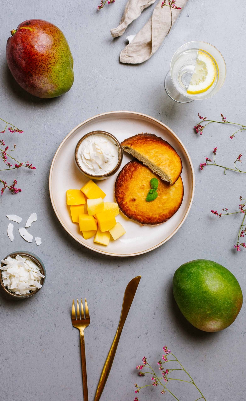 Śmietankowe pancakes z kremem raffaello, mango