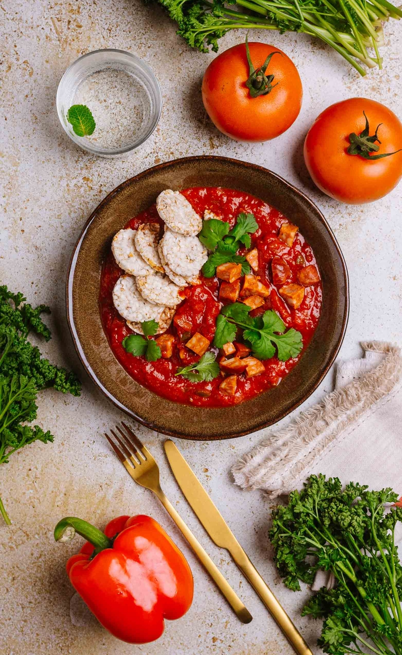 Meksykańska zupa z chorizo, pomidorami i papryką, mini wafelki z brązowego ryżu