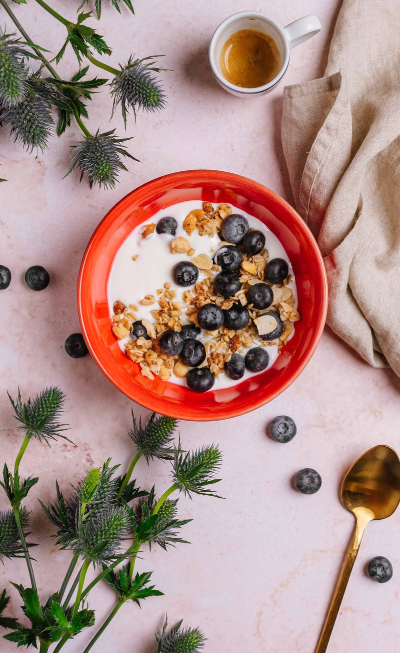Orzechowa granola, jogurt naturalny, borówki