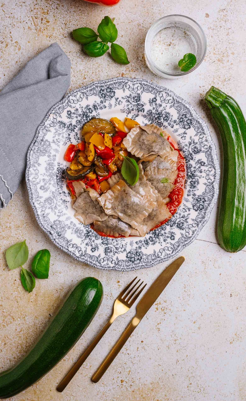 NTFY_OB_L_Świeże ravioli orkiszowe z serem Ricotta, szynką Prosciutto i czarnym pieprzem, sos pomidorowy, pieczone warzywa z octem balsamicznym
