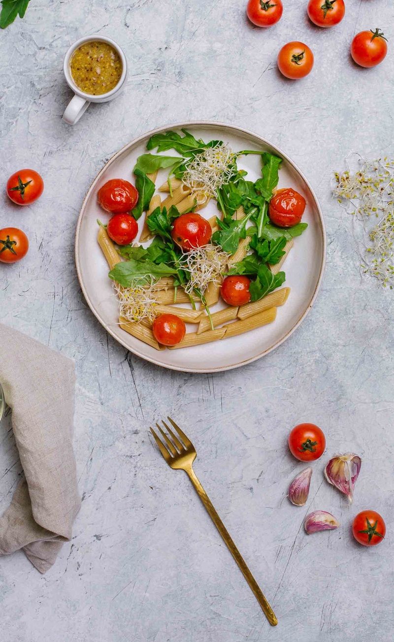 Sałatka z razowym penne, pieczonymi pomidorkami i dressingiem z pieczonego czosnku