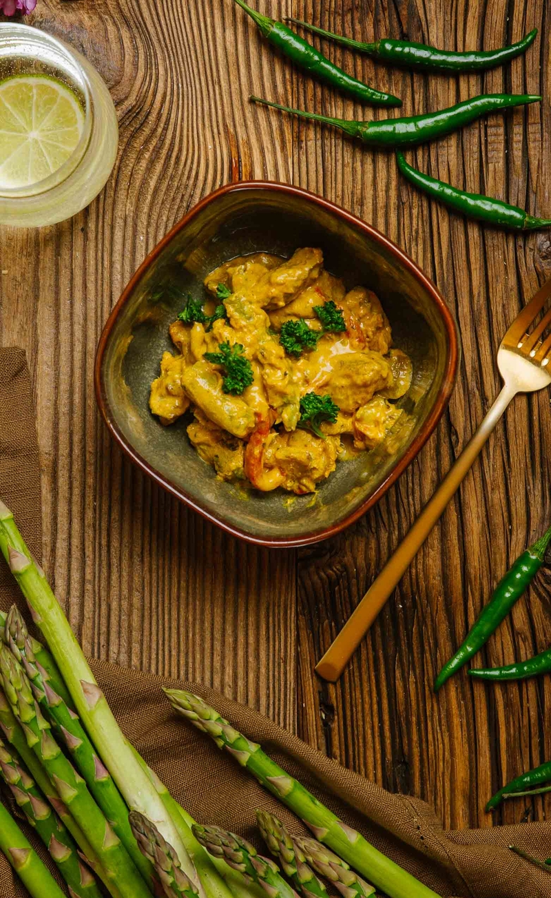 Keto kawałki indyka duszone w mleczku kokosowym ze szparagami, papryczką chili i kurkumą