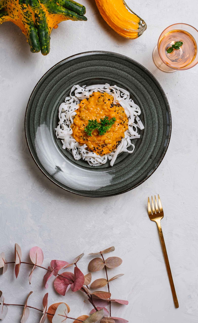 Curry z dynią i zieloną soczewicą, makaron ryżowy