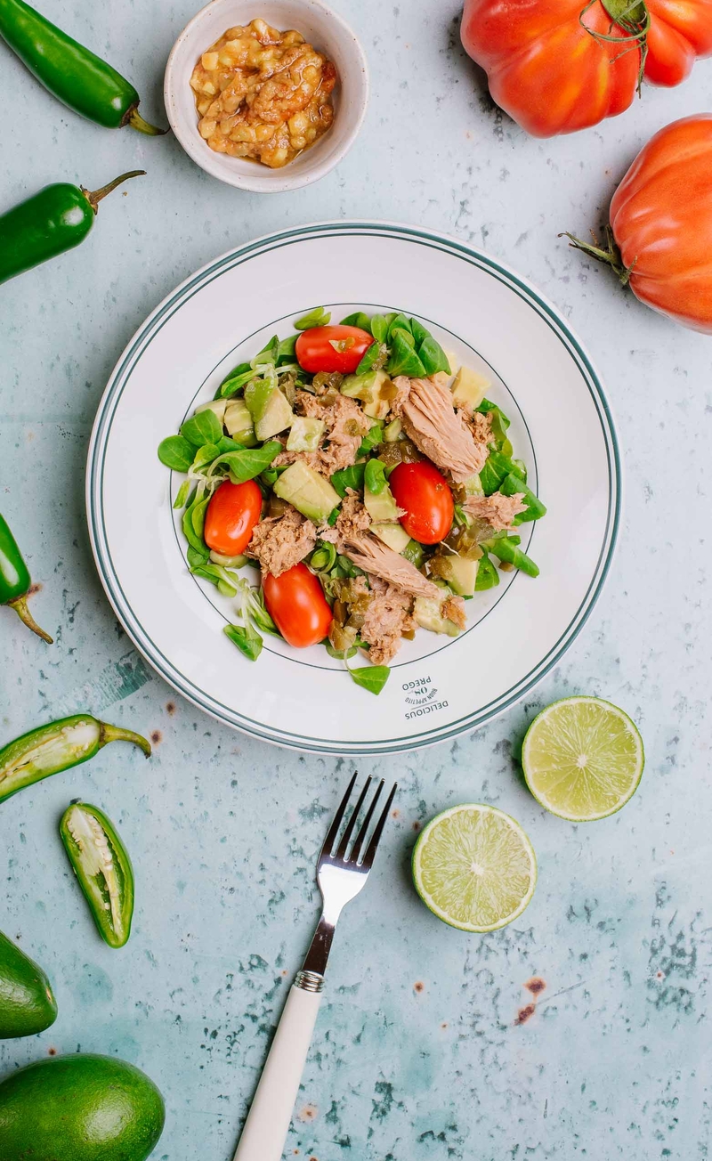 Keto sałatka z awokado, tuńczykiem, pomidorem i papryczką jalapeno, salsa z limonką i czerwoną cebulą