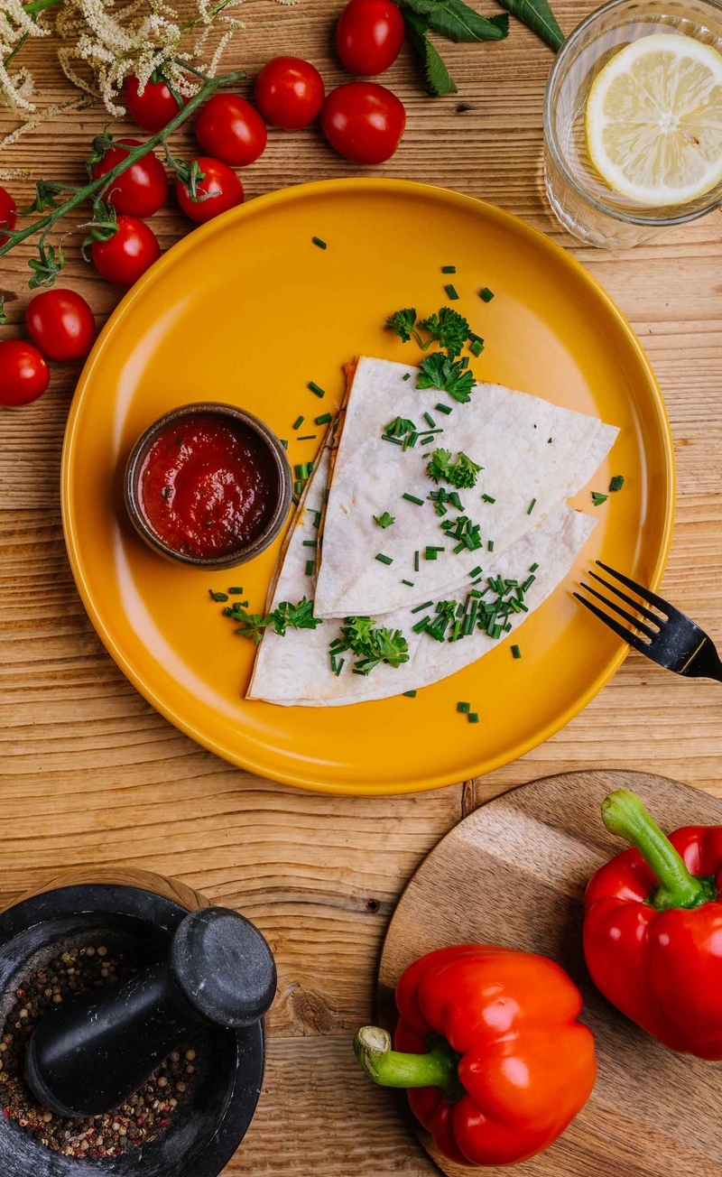 Meksykańskie quesadillas z szynką, papryką i serem cheddar, salsa pomidorowa
