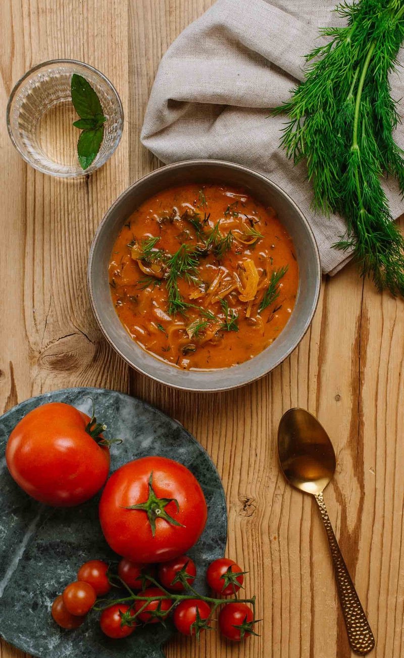 Keto kapuśniak pomidorowy ze słodkiej kapusty z koperkiem i kiełbaską