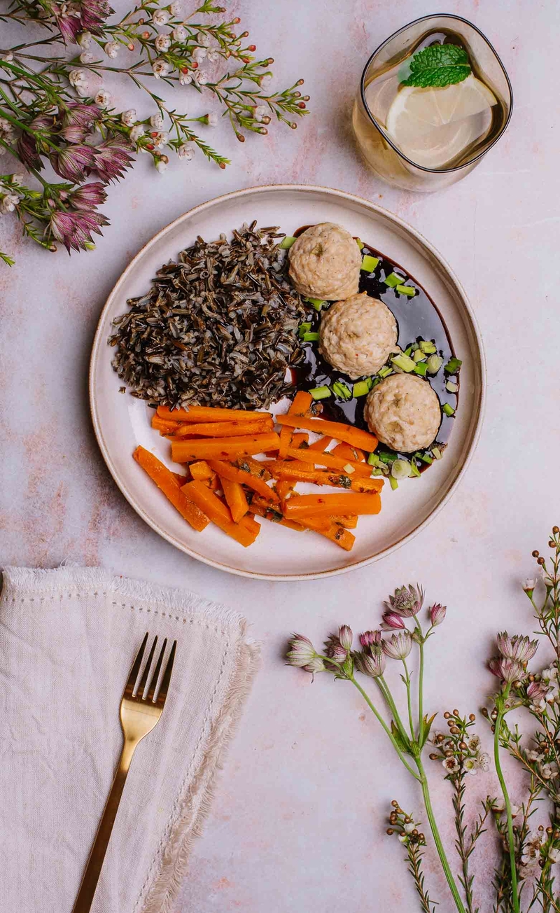 Japońskie klopsiki Tsukune w sosie teryiaki, ryż dziki, marynowana marchewka po azjatycku