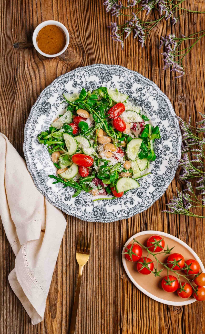 Mix sałat z fasolą jumbo, świeżym ogórkiem i parmezanem, dressing z musztardą dijon