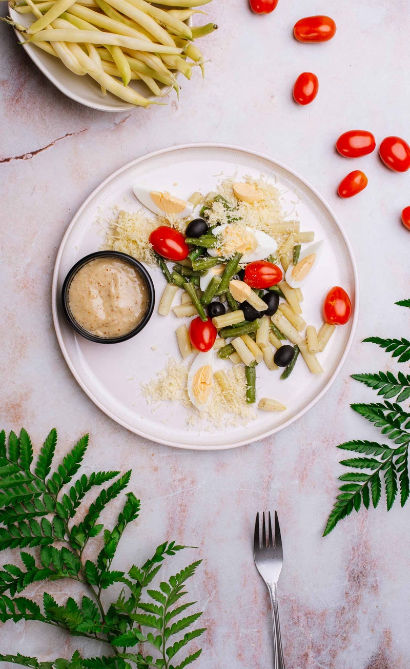 Keto sałatka z fasolką szparagową, jajkiem i serem Bursztyn, keto winegret