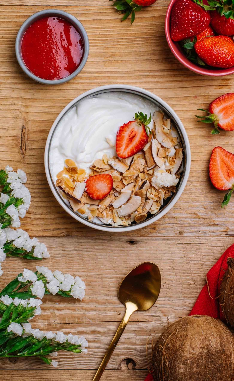 Keto granola raffaello, jogurt grecki, mus truskawkowy