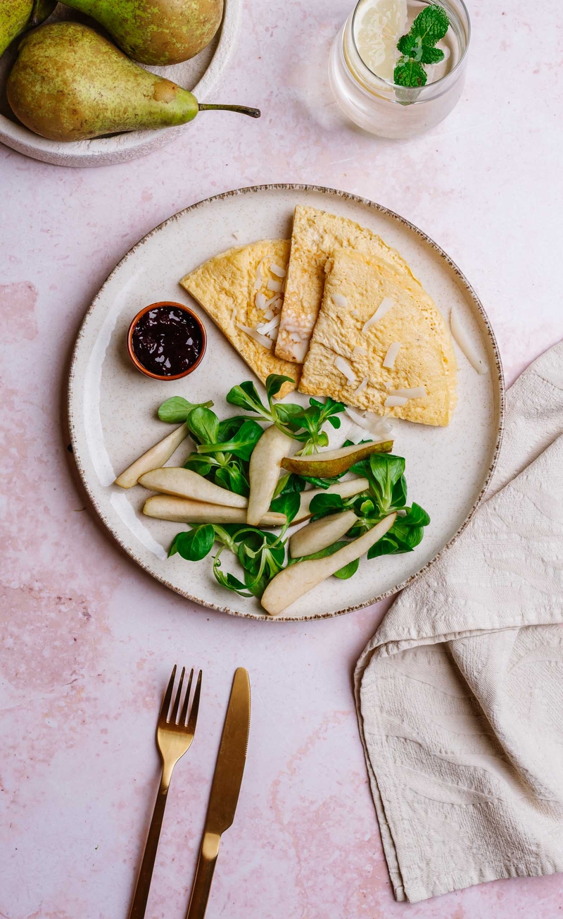 Omlet z kozim serem, konfitura porzeczkowa bez cukru, gruszka z roszponką