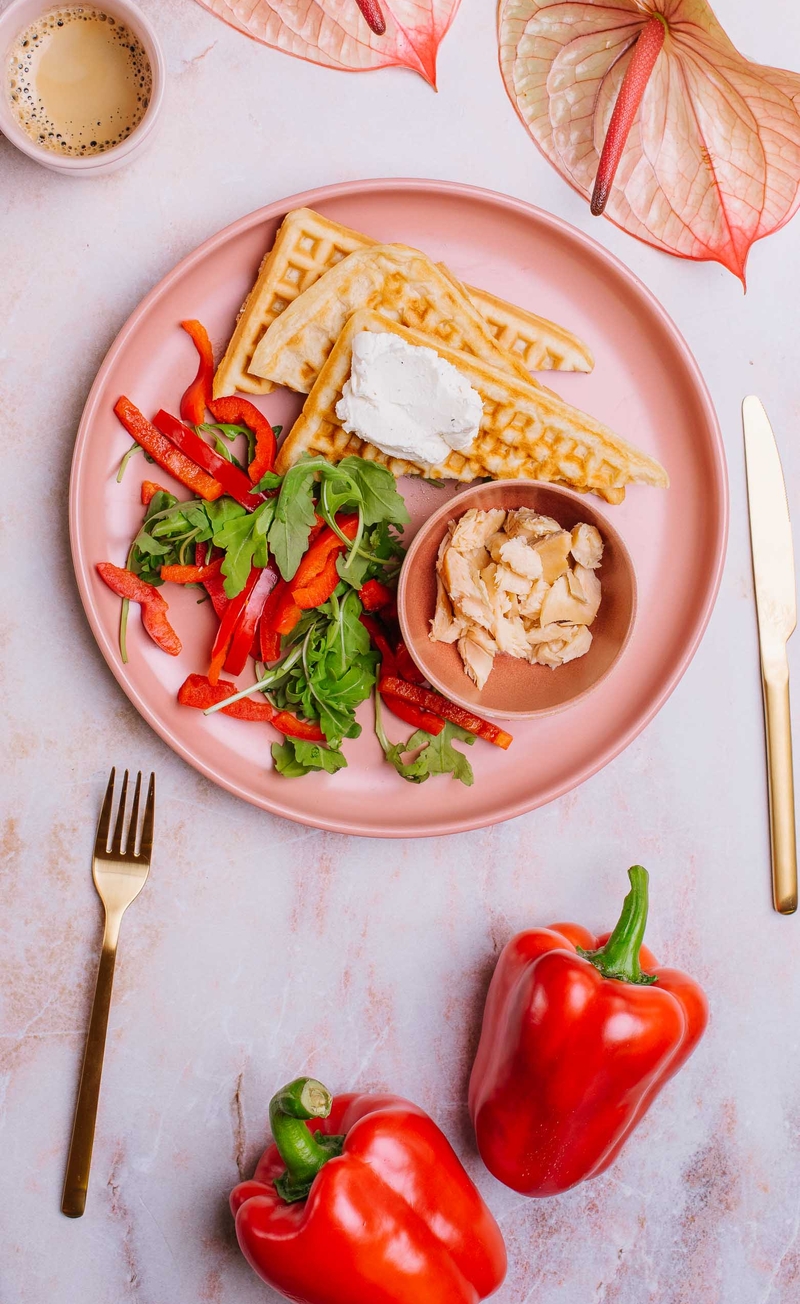 Orkiszowe gofry, cytrynowy creme fraiche z wędzonym pstrągiem, rukola z papryką