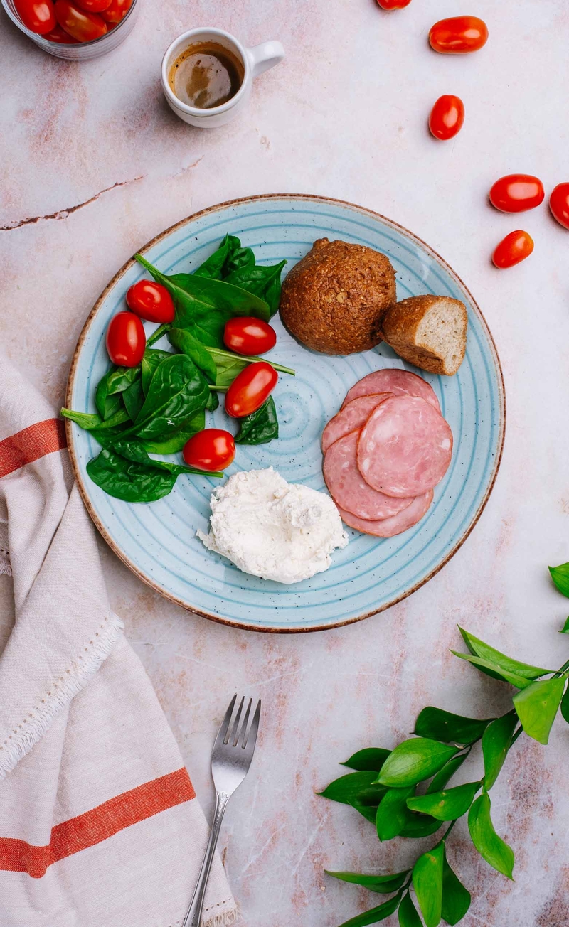 Keto zestaw śniadaniowy: keto bułeczka, kiełbasa krakowska, serek chrzanowy