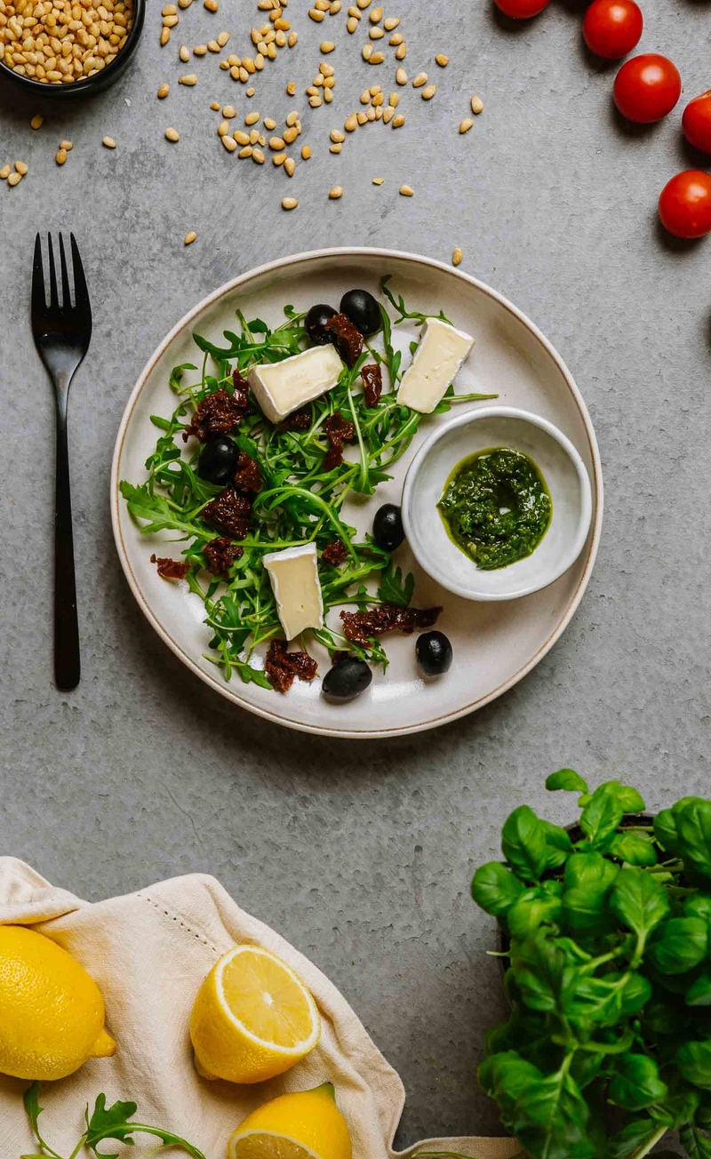Keto sałatka z serem camembert i suszonymi pomidorami, pesto bazyliowe