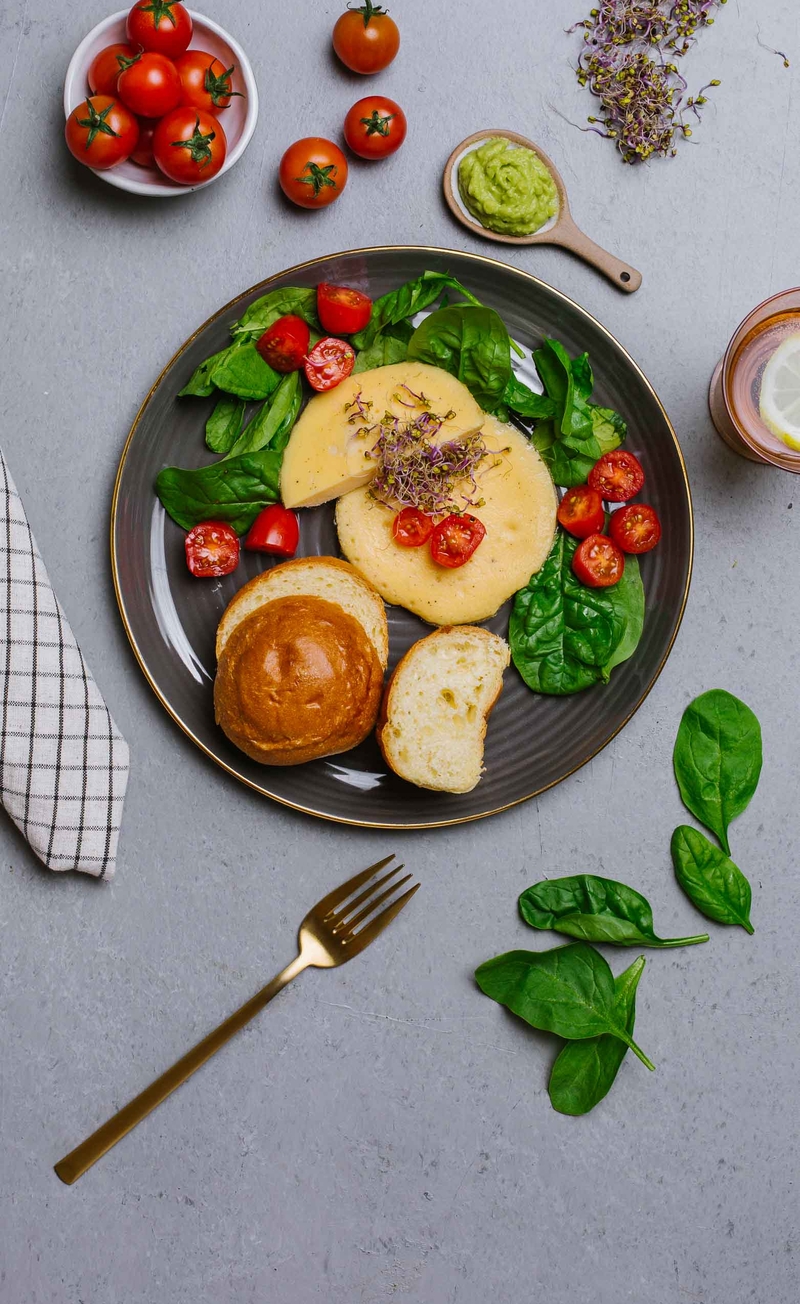 Brioche z omletem jajecznym ze świeżym szpinakiem, pomidorki, guacamole