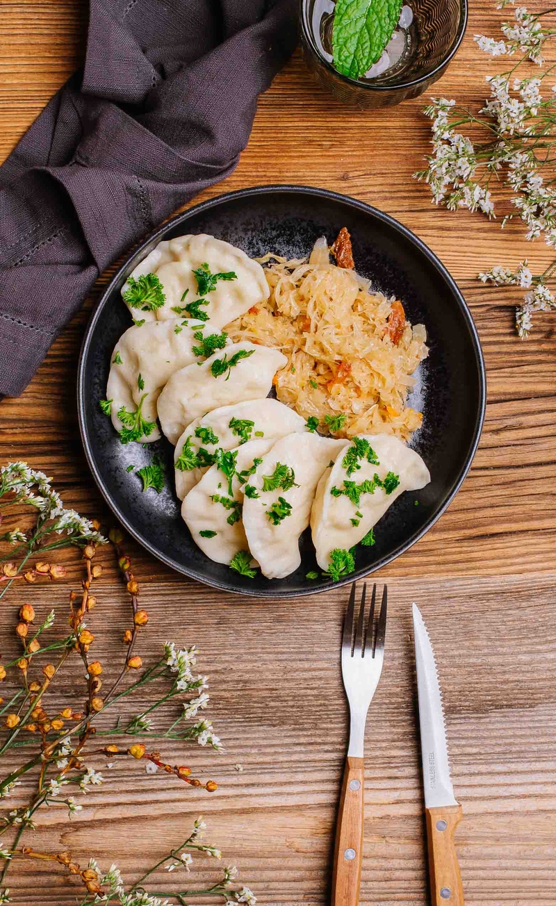 Pierogi z serem i ziemniakami, zasmażana kapusta