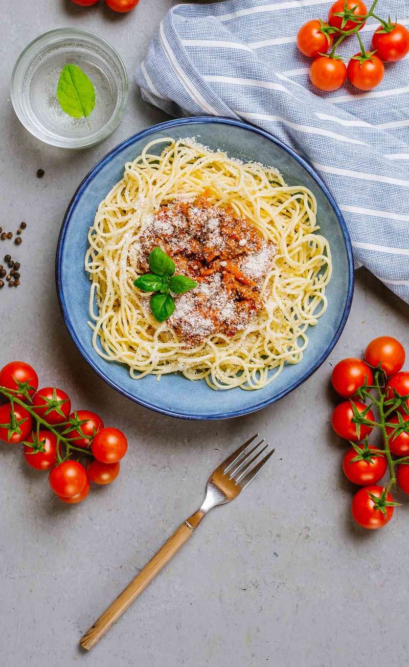 Spaghetti bolognese z Parmigiano Reggiano i bazylią