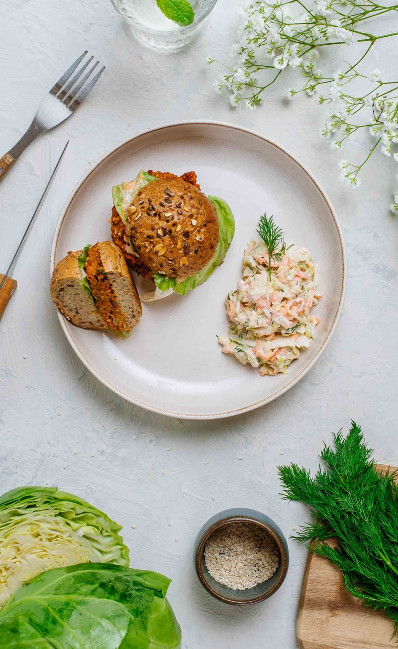 BEAUTY_Burgery z kaszy jaglanej z marchewką, sezamem i słonecznikiem w razowej bułce, colesław z młodej kapusty z koperkiem