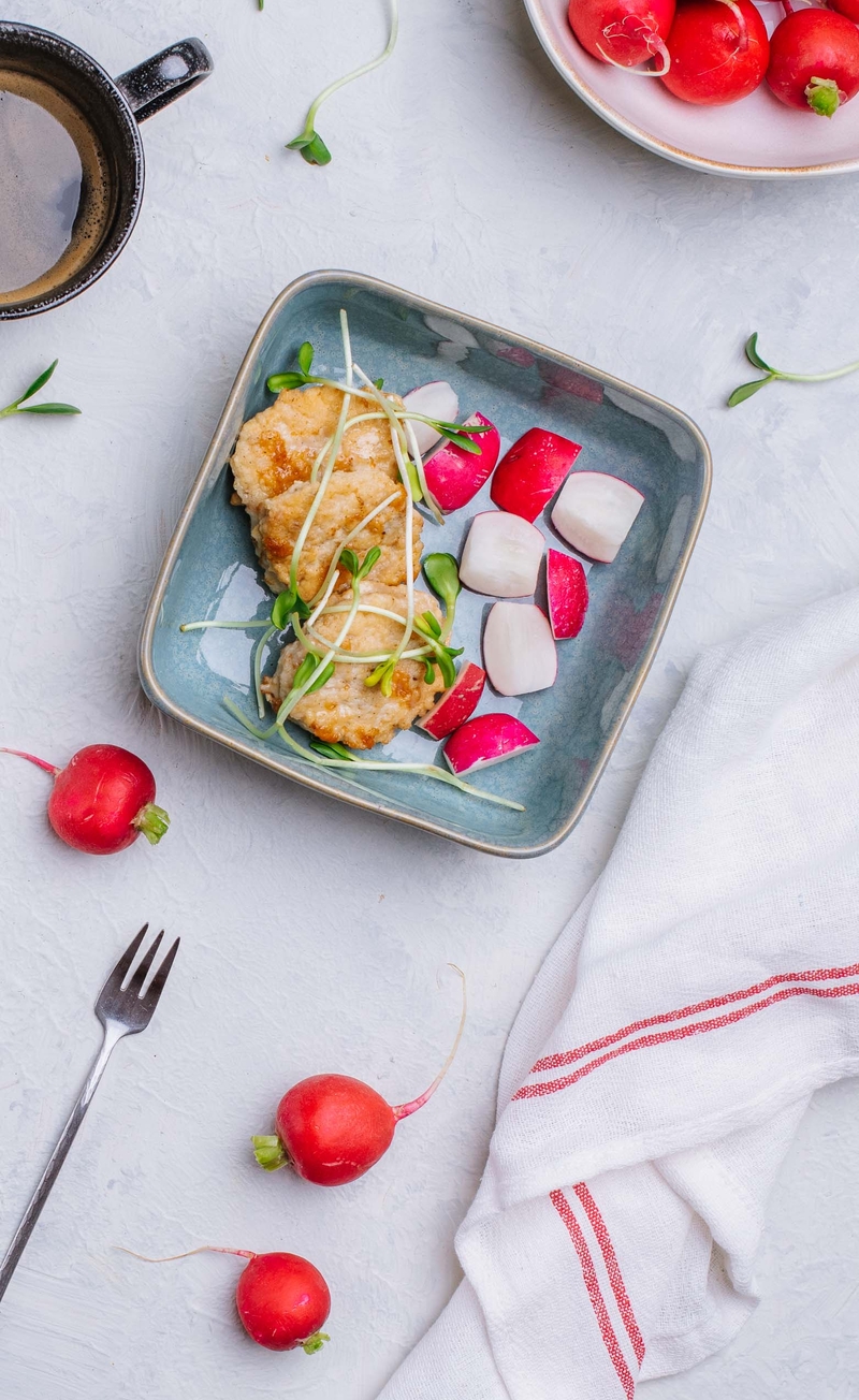 Keto placuszki z kurczaka z mozzarellą, cząstki rzodkiewki