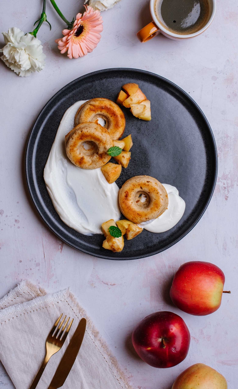 Twarogowe donuty, serek śmietankowy, pieczone jabłka w karmelu daktylowym