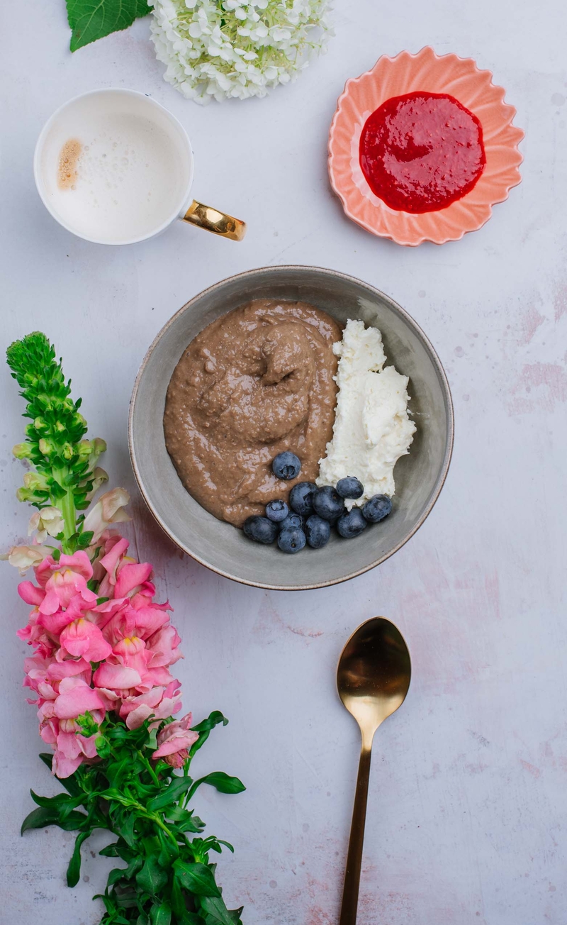 Owsianka tiramisu z kawą i kakao, krem mascarpone, mus malinowy