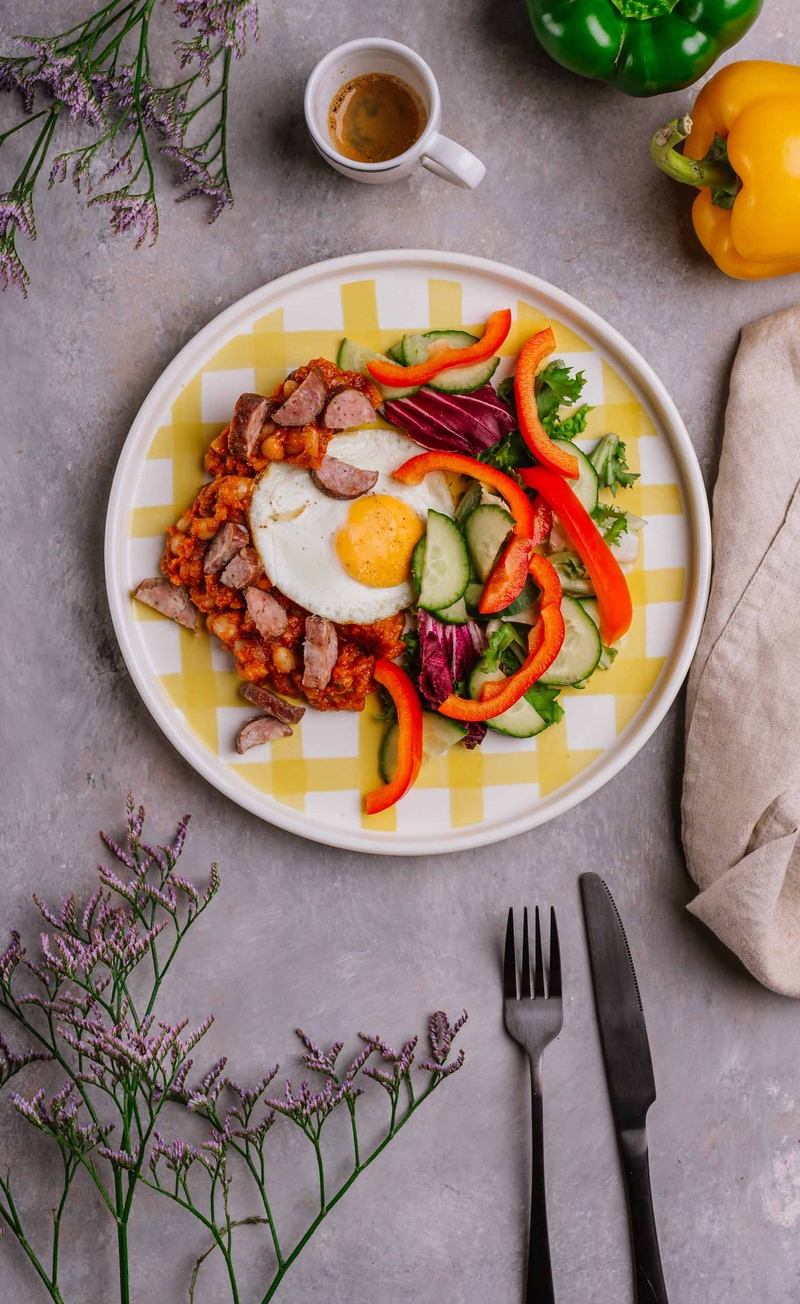 English breakfast - angielska fasolka z kiełbaską wołową, pieczarkami i jajkiem sadzonym, świeże warzywa