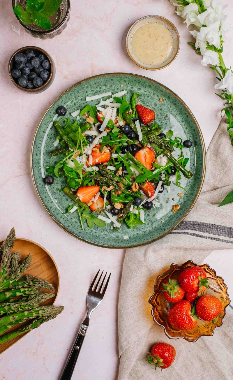 Keto sałatka z kozim serem, szparagami, borówkami i orzechami włoskimi, dressing cytrynowy