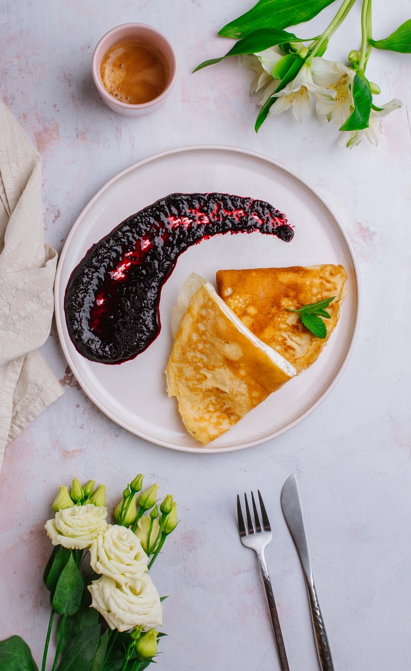 Keto naleśniki z serkiem śmietankowym, mus jagodowy