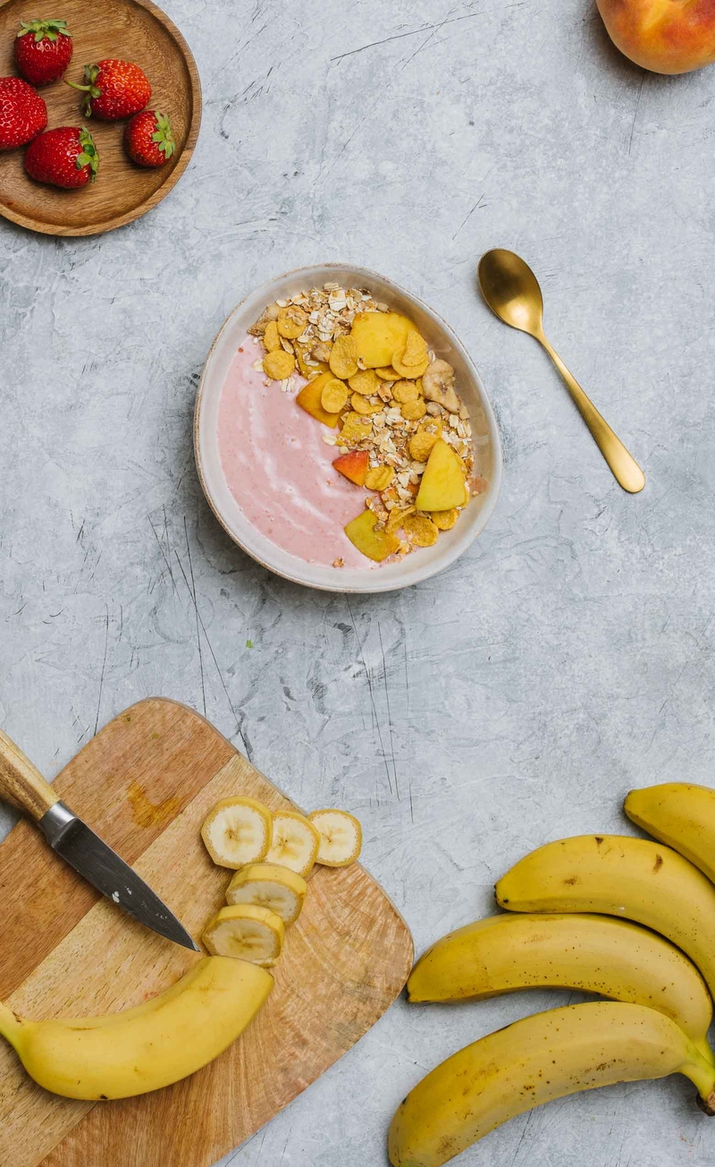 Muesli z jogurtem truskawkowo-bananowym, brzoskwinia