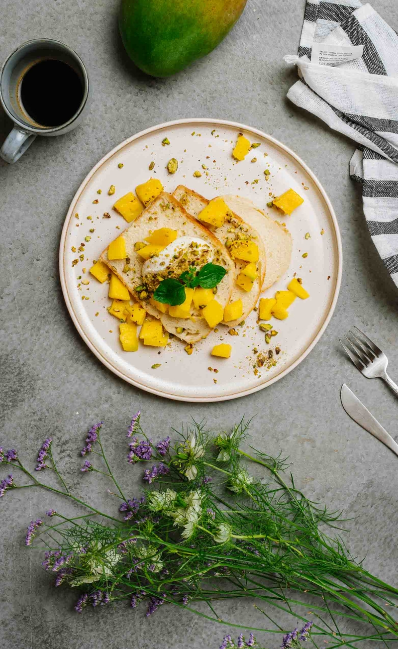 Drożdżowa chałka z pistacjami, twarożkiem waniliowym i mango