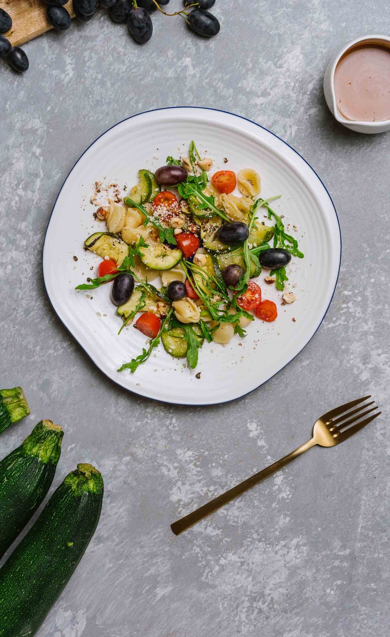 Sałatka z orecchiette, wegańskim parmezanem, cukinią, ciemnymi winogronami i orzechami laskowymi, sos balsamiczny